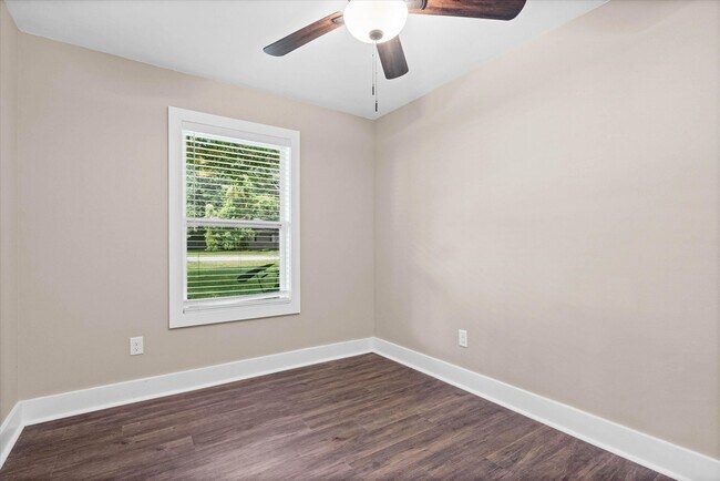 Building Photo - 2310 McPhillips Dr