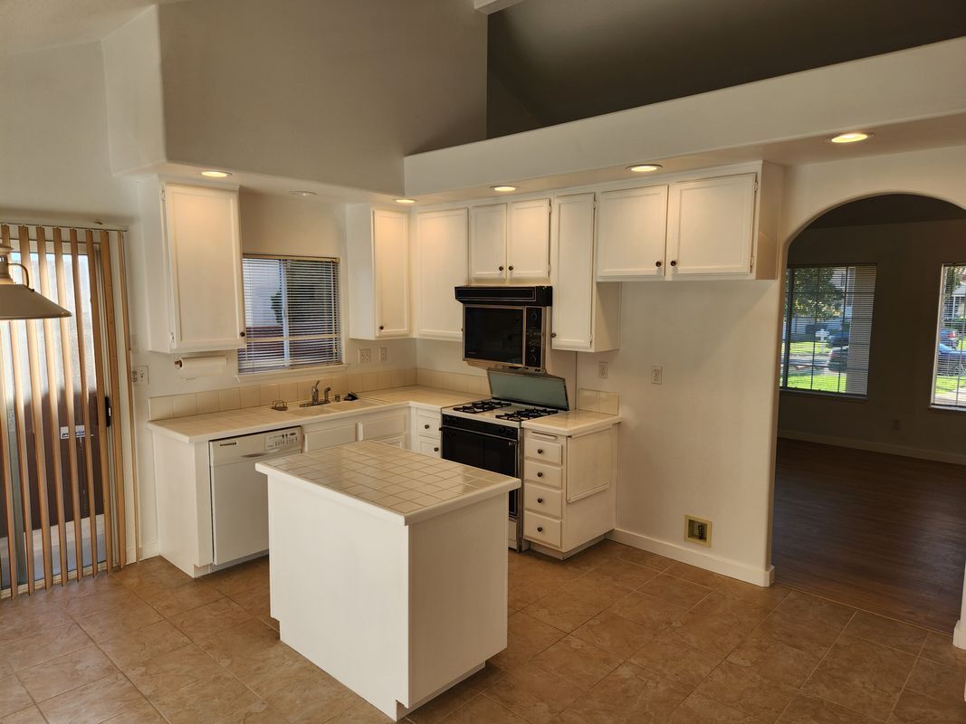 Building Photo - 2125 Tehachapi Dr