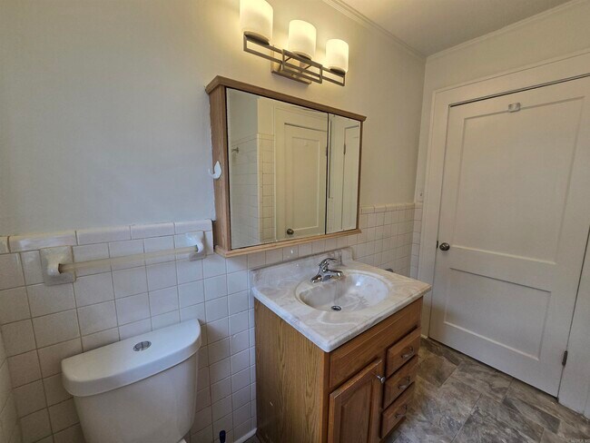 Building Photo - 3117 N Cypress St