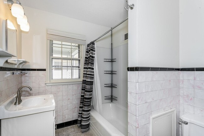 Building Photo - 516 S Erie Ave