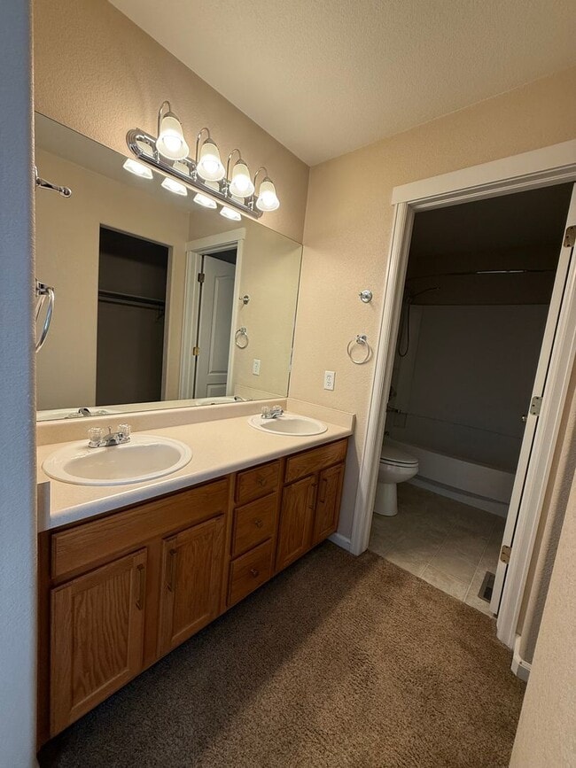 Building Photo - 2 bedroom, 2 1/2 bath condo in the NORTHEAST side of Colorado Springs