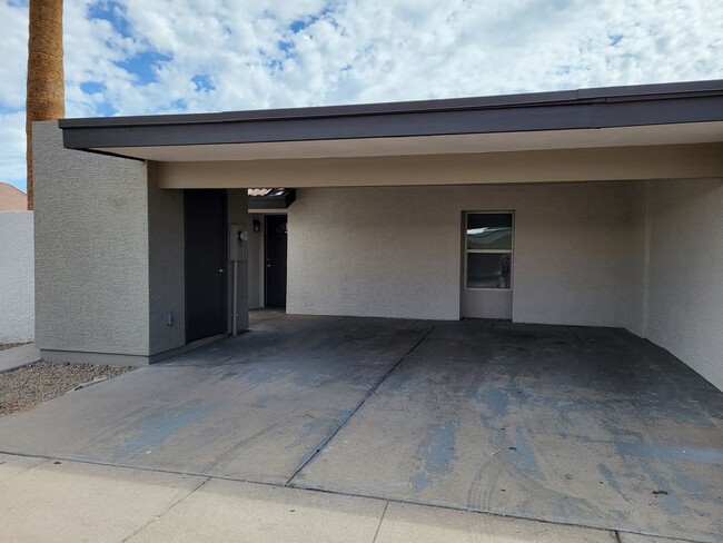 Building Photo - 2 bed 2 bath Town-homes in Central Phoenix...