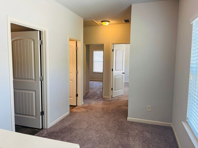 Building Photo - Wow! Check out this charming 3 bedroom 2.5 bathroom home in Newnan!