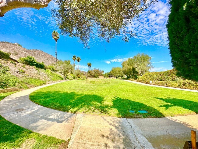 Building Photo - Beautifully Appointed & Fully Furnished, S...