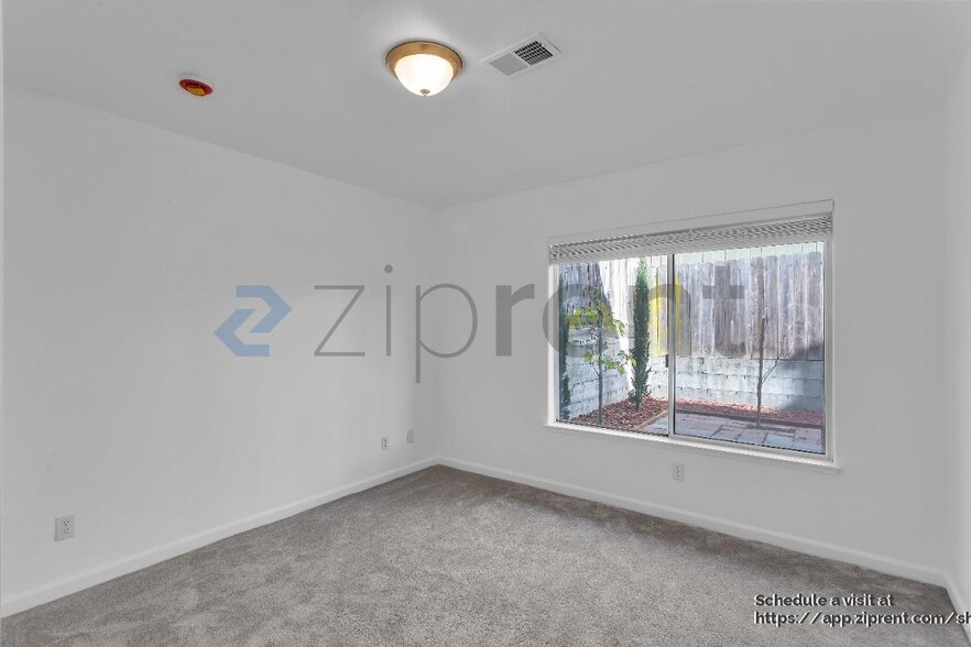 Building Photo - 609 Cambridge St