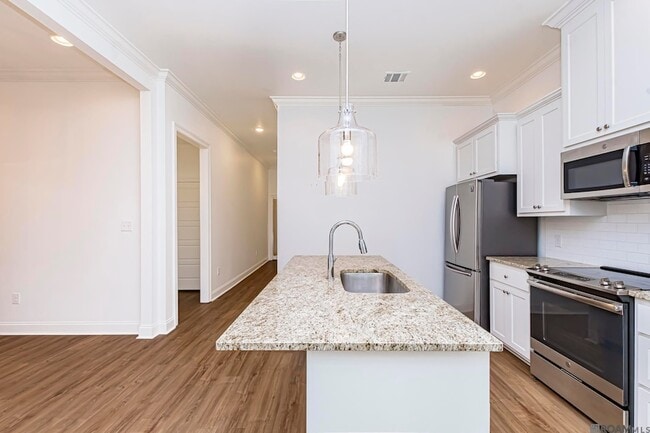 Building Photo - 8120 Stonelake Cir Ave E