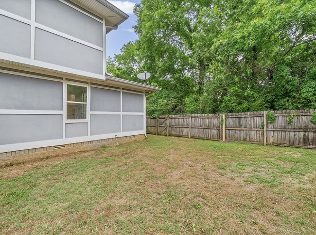 Building Photo - 4 Bedroom Home with Main-Level Primary and Fenced Backyard