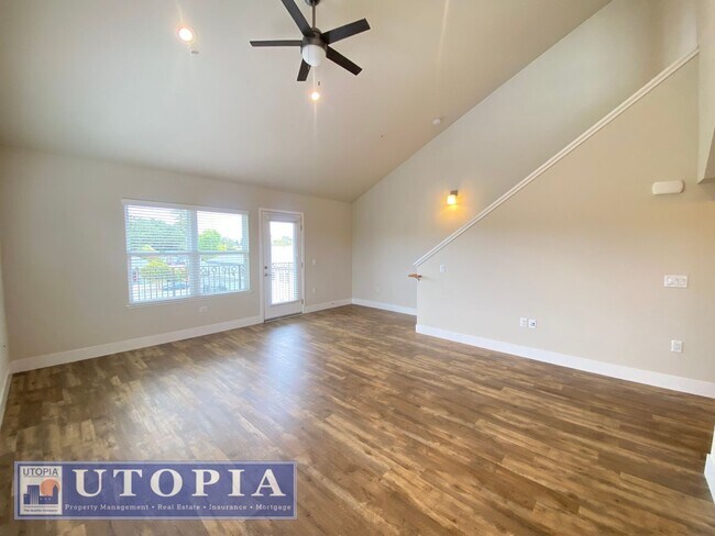 Building Photo - Beautiful, top floor apartment located in ...