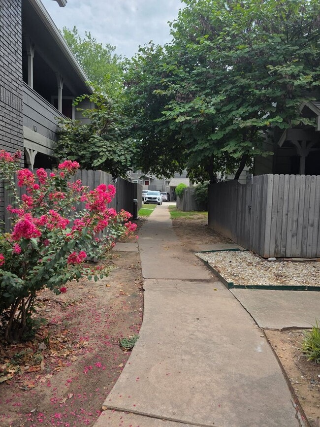Building Photo - Nice modern style 1 Bdrm Condo in Delaware...