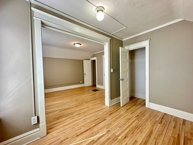 Building Photo - AVAILABLE JUNE - Beautifully Renovated 4 Bed 1 Bath in East Hillside