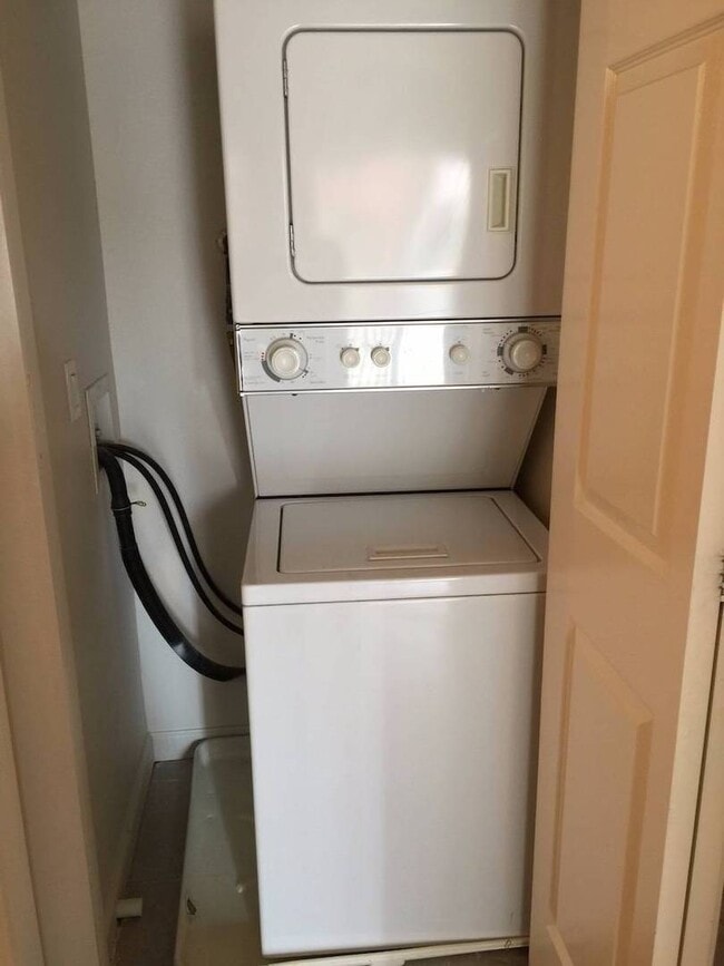 Building Photo - Amazing unfurnished 2 bedroom condo at Par...