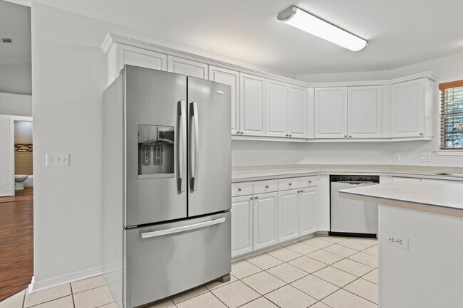 Building Photo - Updated Home in Raintree Estates!
