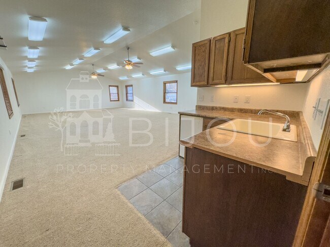 Building Photo - Ivywild Main Floor Living