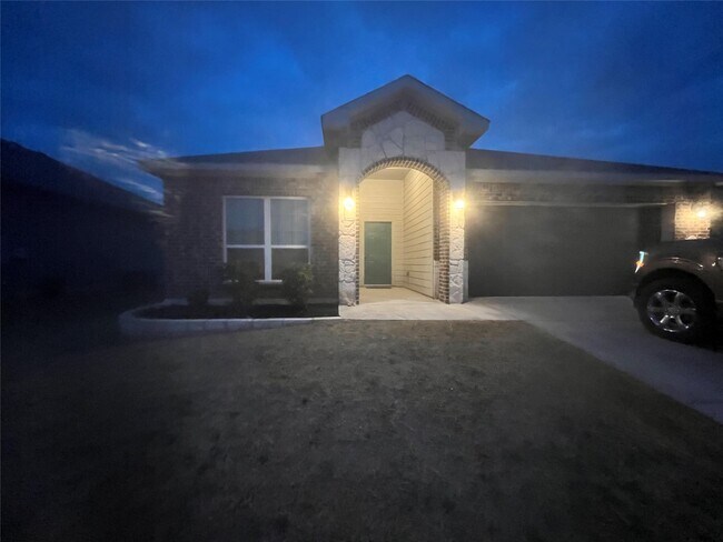 Building Photo - 1125 Lakeway Crossing Dr