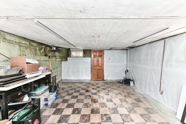 Building Photo - 2705 Russell Rd