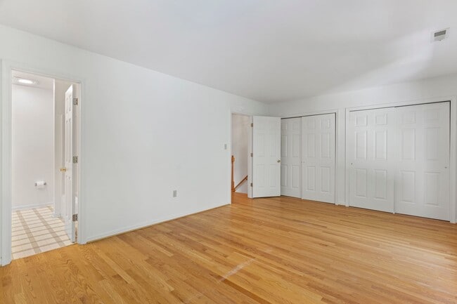 Building Photo - Spacious Townhouse with Basement in Farmvi...