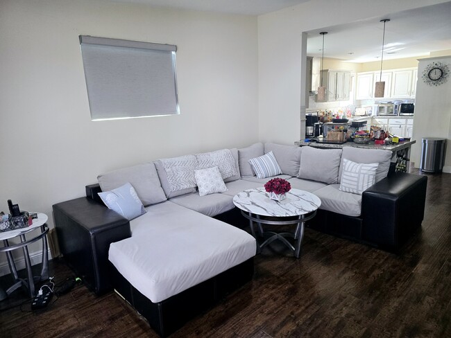 Living room - 6600 Saloma Ave