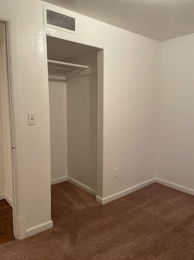 Building Photo - Start a Lease by 4/17 and get $250 off 1st Month!