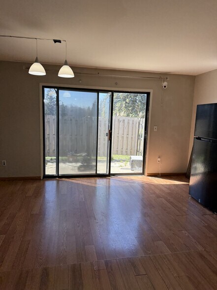 Building Photo - 38177 Jamestown Dr