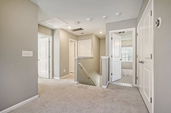 Building Photo - 838 Redbud Ln
