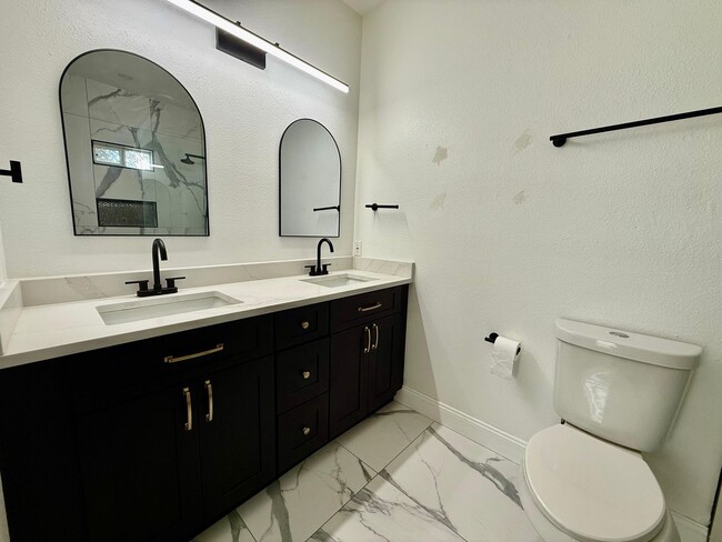 Building Photo - Modern Elegance for Rent in Prime San Anto...