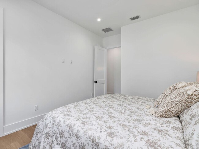 Building Photo - Brand-new contemporary estate on 2.27 private acres