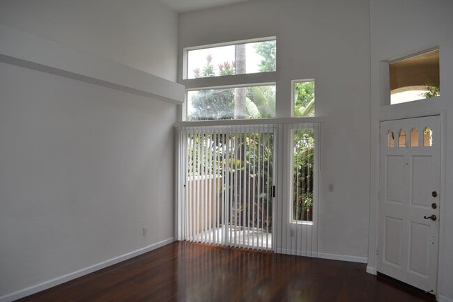 Building Photo - 2 Bed/ 2.5 Bath- Dual Master Townhome in U...