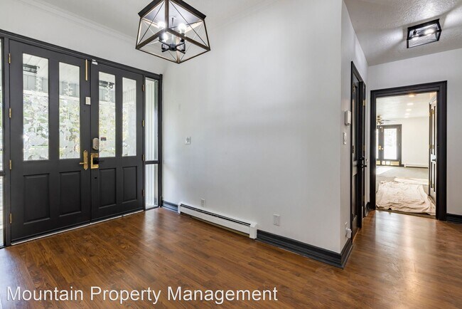 Building Photo - 10 br, 11 bath House - Employee Housing Op...