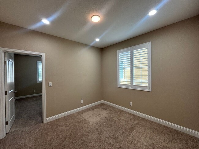 Building Photo - Modern 4BD Home in Brighton Landing | Solar | Bed & Bath Downstairs