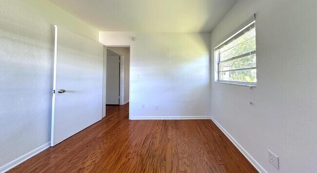 Building Photo - 1502 W Country Club Dr