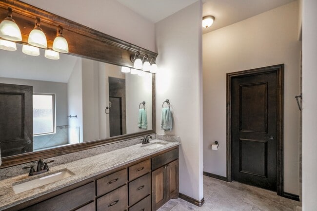 Building Photo - Perfect 4 bed, 2 bath, 3 car in The Grove/Deer Creek