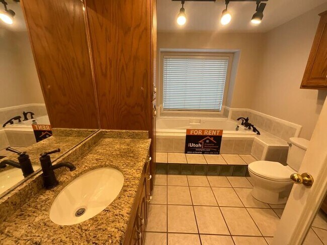 Building Photo - 3 bdrm 3 bath Home 2 car Garage 1.8 Acres Horse property. All Utilities included.