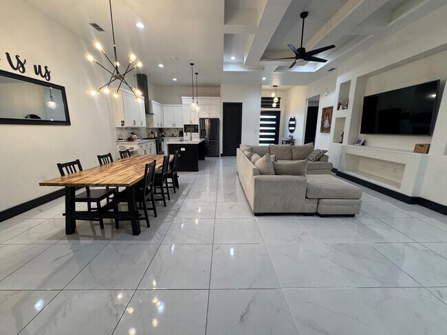 Building Photo - 421 Placido Dr