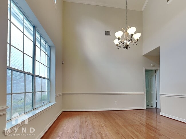 Building Photo - 1127 Enclave Square E