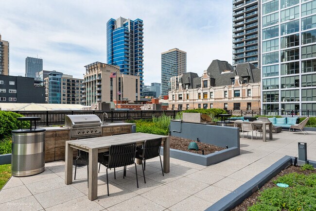 Building Photo - 823 N Clark St