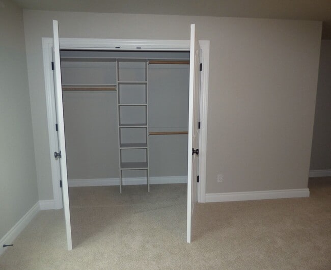 Building Photo - 5 Bedroom Home in South Salem! Near I-5