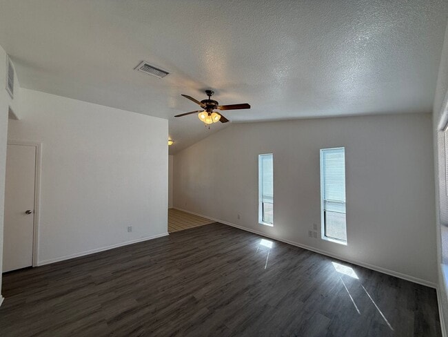 Building Photo - 3 Bedroom 2 Bathroom Home