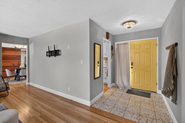 Building Photo - Spacious 4-Bed Oasis with 2 Full Baths