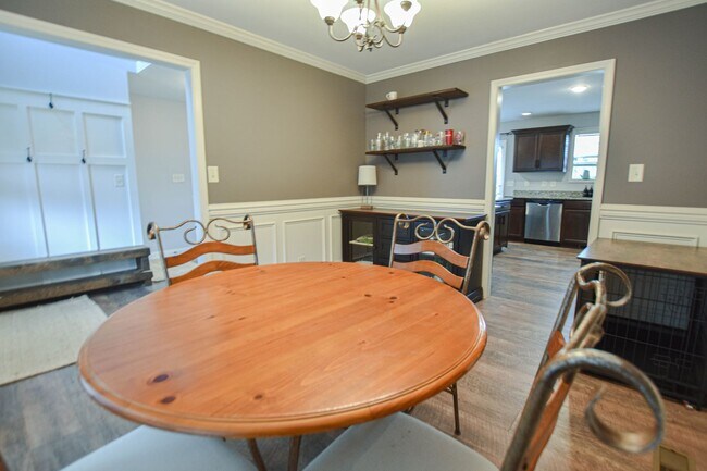 Building Photo - Pet Friendly Four Bedroom!