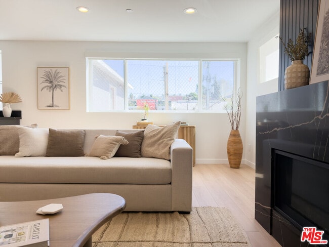 Building Photo - 2220 1/2 Aaron St