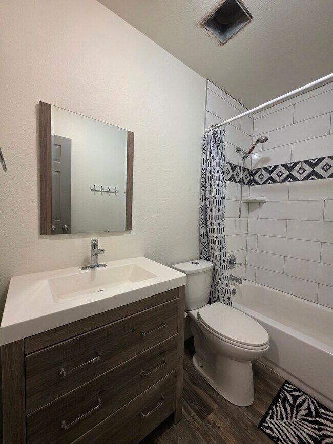 Building Photo - Massive 5 Bedroom Townhouse in Aurora