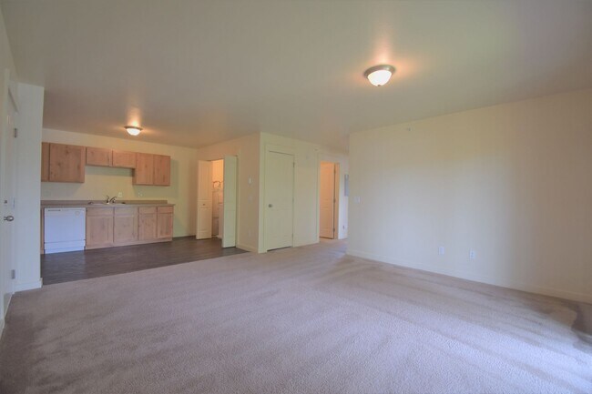 Building Photo - Top Floor 2Bed 1Bath apartment! Close to M...