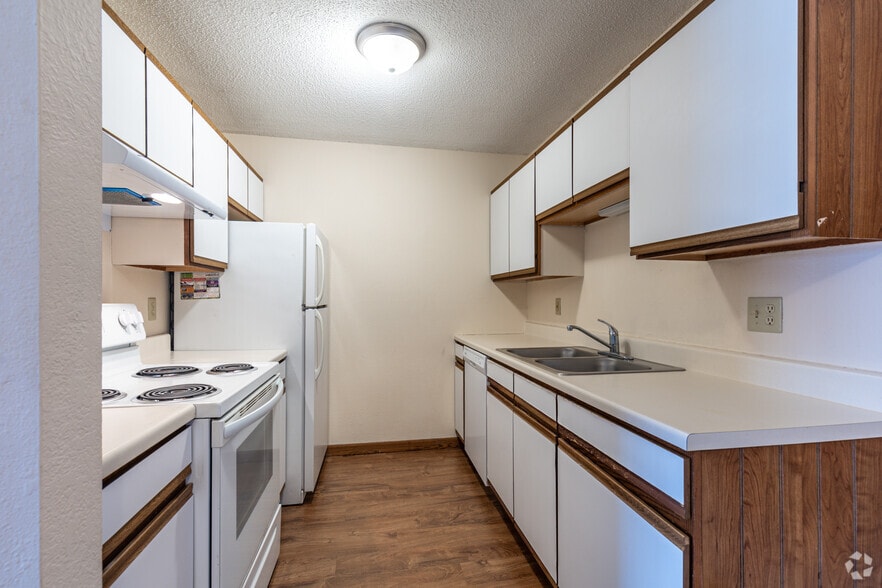 2BR, 1BA - 955SF - Kitchen - Evergreen Square Apartments