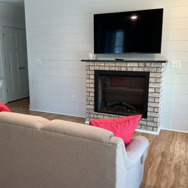 Building Photo - Perfect 1 Bedroom Fully Finished Apartment