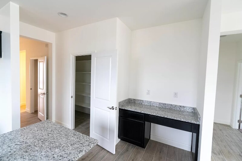 Building Photo - 640 E Vail Ln