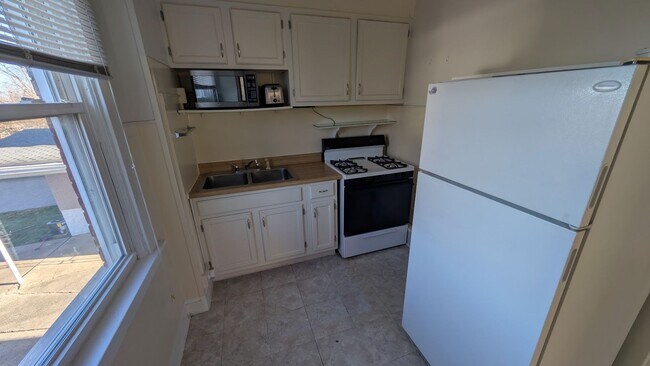 Building Photo - 3943 Glenmore Ave