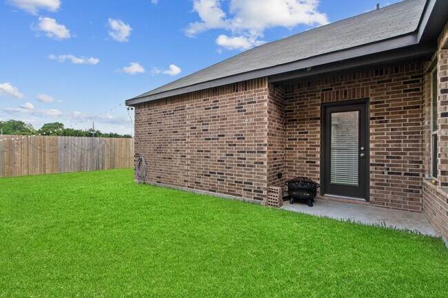 Building Photo - 12335 Summerbrook Dr