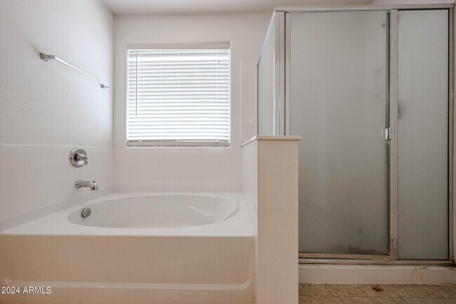 Building Photo - 811 E Kapasi Ln