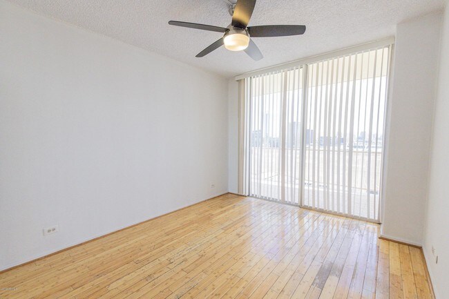 Building Photo - 207 W Clarendon Ave