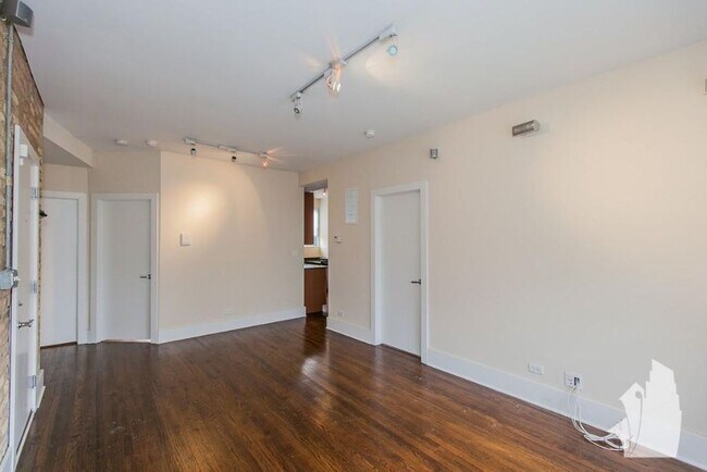 Building Photo - 1851 W Cornelia Ave